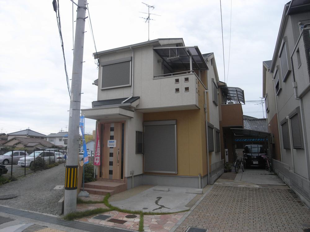 Local appearance photo. It will be in the residential parking one can corner lot. 