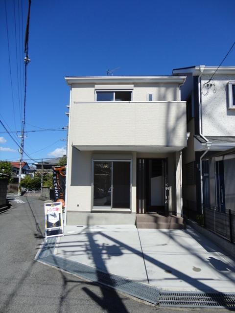 Local appearance photo. Facing south ・ Two-way road ・ Parking two Allowed