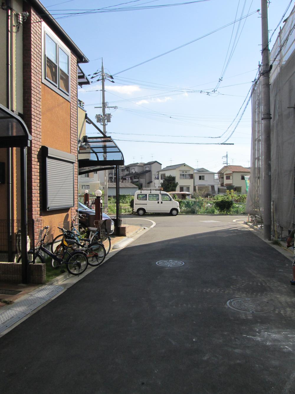 Local photos, including front road. Traffic volume is also rather less of subdivision.