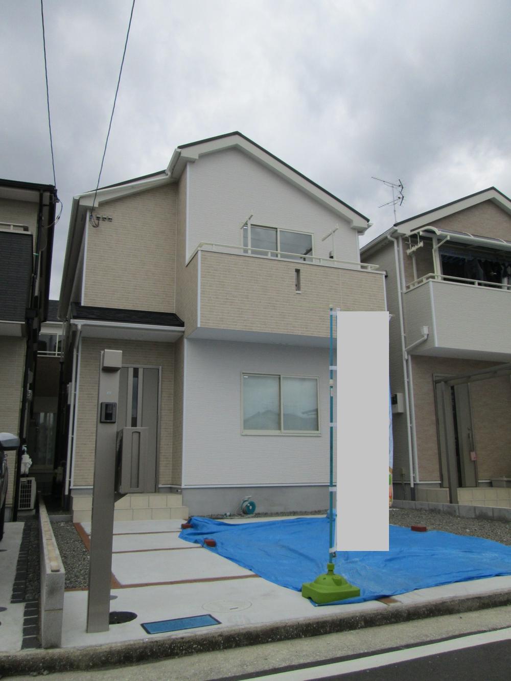 Local appearance photo. Large car two possible parking! Side-by-side OK! One-box car is OK, too