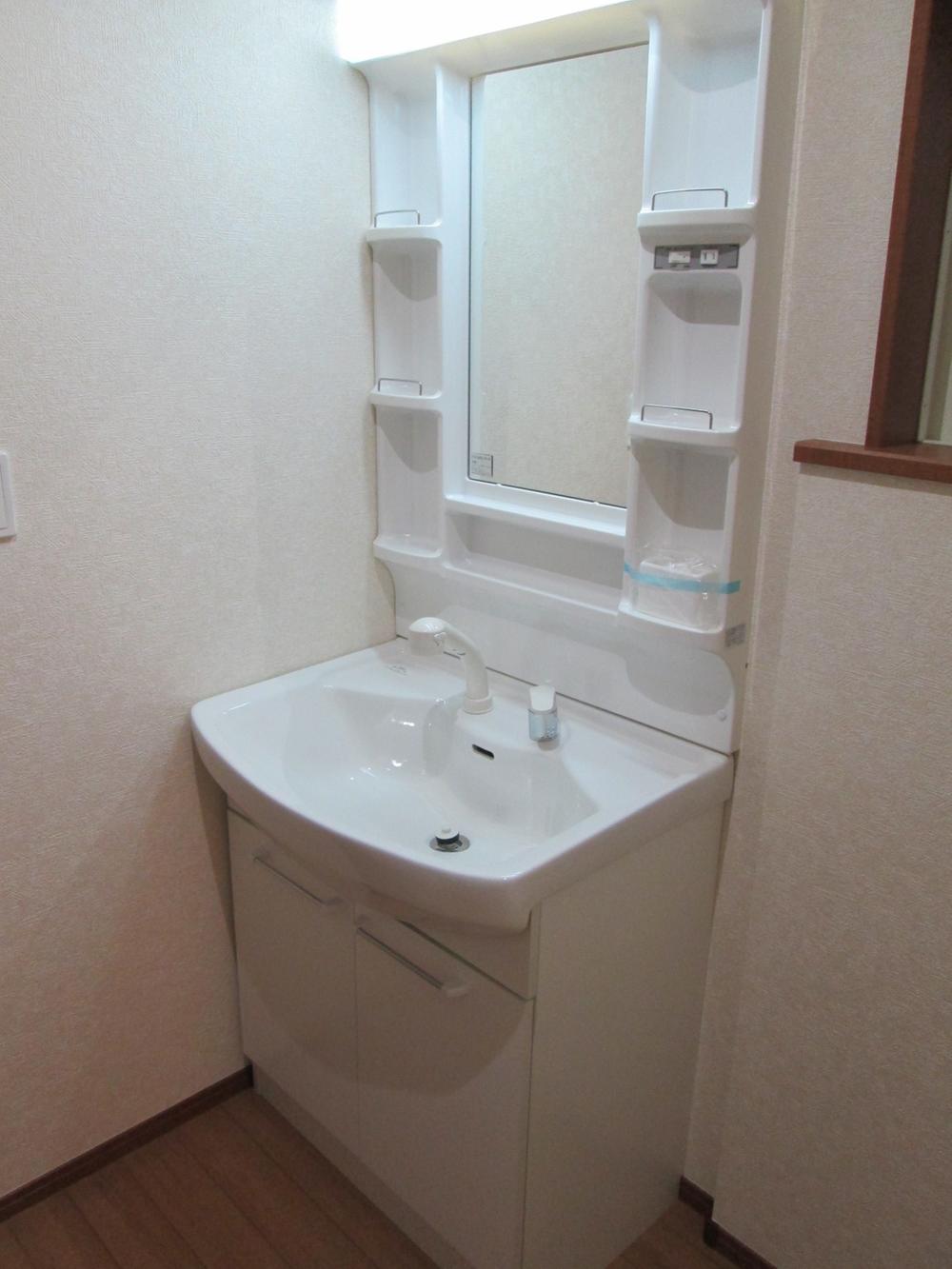 Wash basin, toilet. Comfortably in the morning ready for a beautiful wash basin.