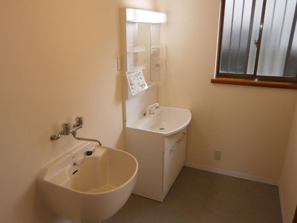 Wash basin, toilet. Room (May 2013) Shooting