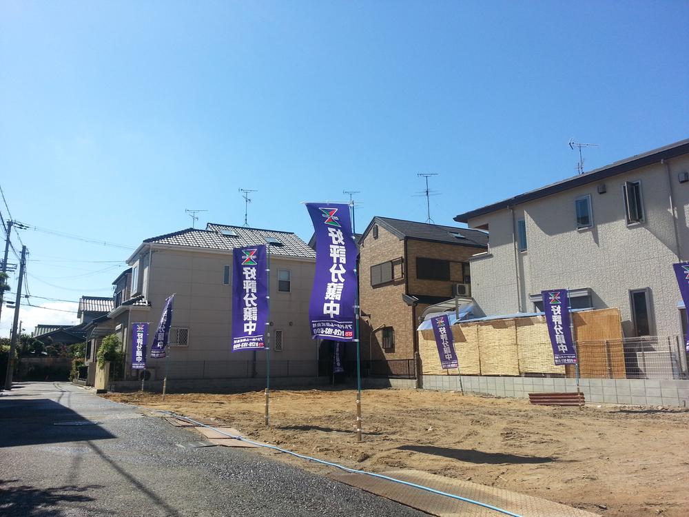 Local photos, including front road. Frontage is widely sunny