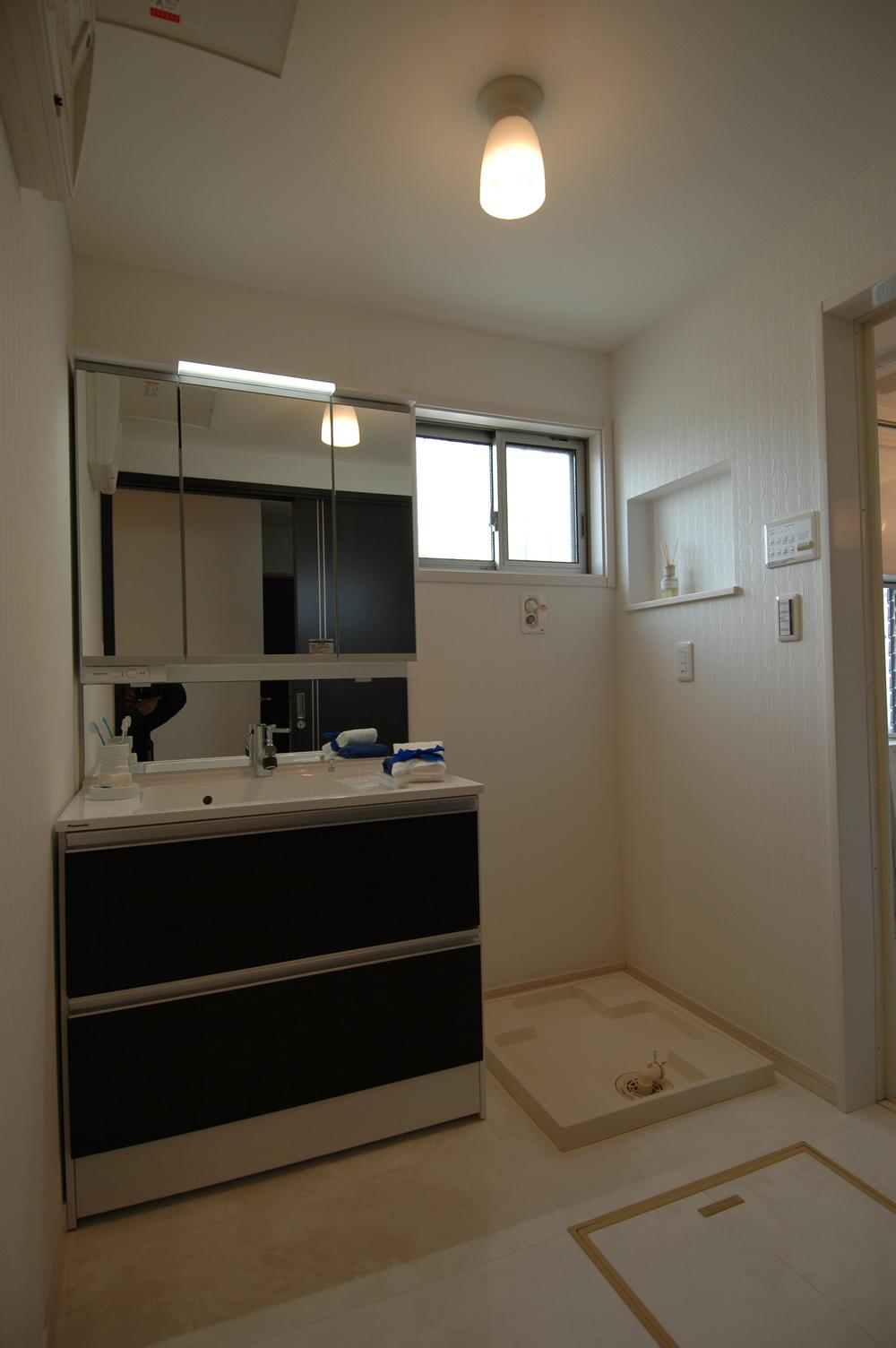 Wash basin, toilet. 900 large wash basin of width, You can also a lot of storage.