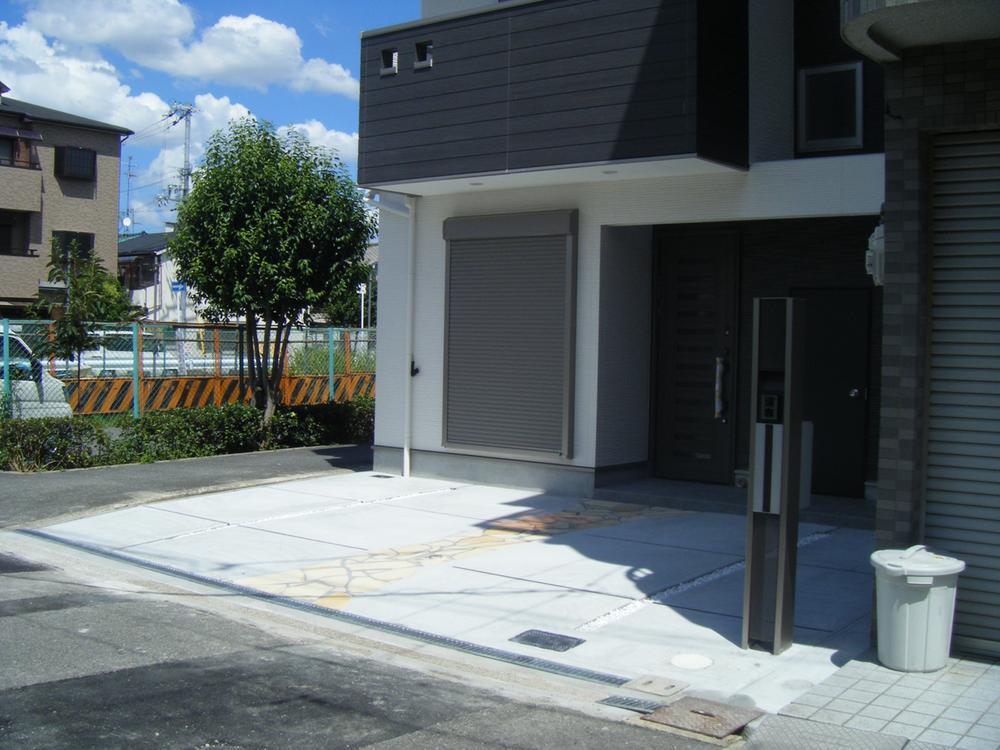 Parking lot. Parking two Allowed ・ There entrance storage