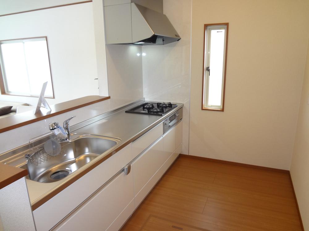 Kitchen. I'm happy face-to-face kitchen in child-rearing.