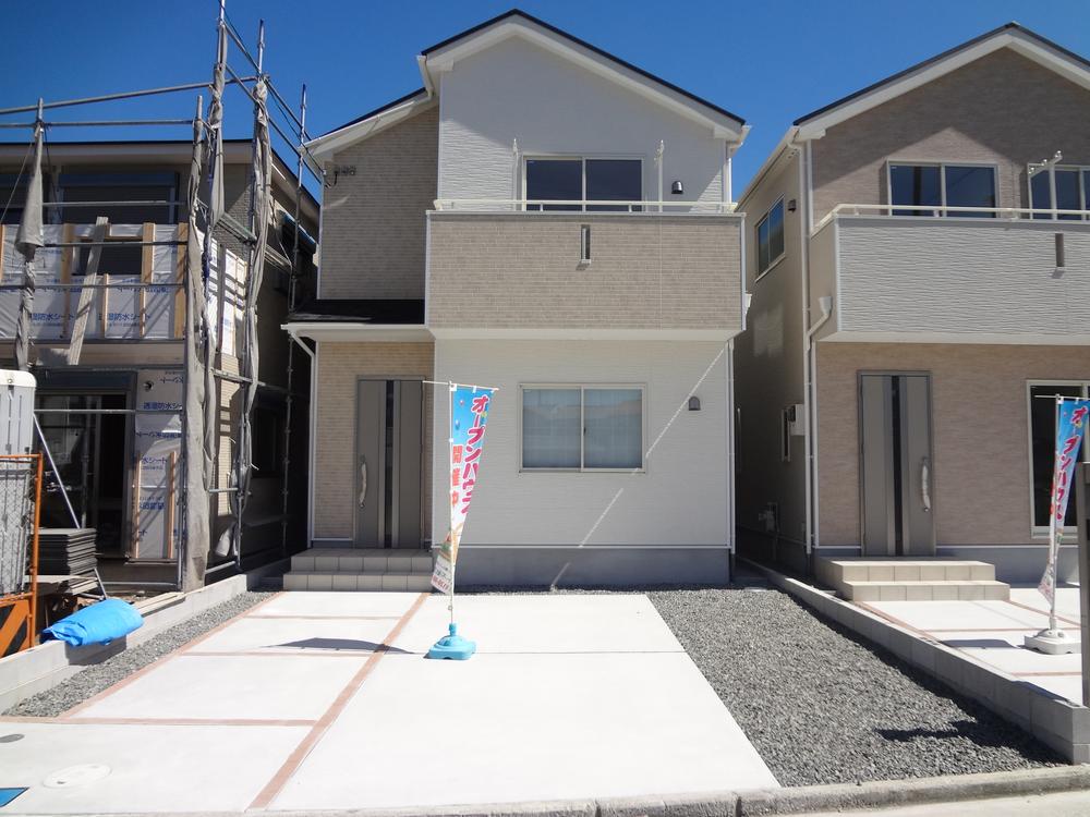 Local appearance photo. Facing south, Building 2 appearance is a picture.