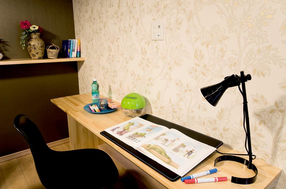 Living. The living room desk of a dedicated mother! ! In some cases, It can also be used as a study desk for children. (Our example of construction)