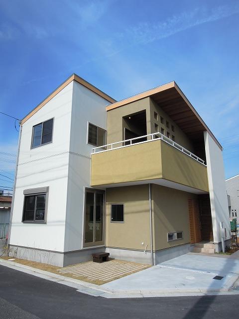 Model house photo. Exterior design with a sharp. Even the brightness of natural light while ensuring the firm privacy even in the corner lot.