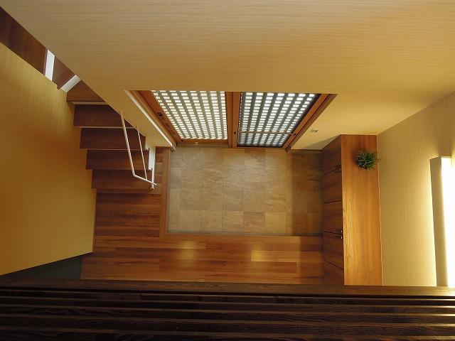 Model house photo. In the atrium part in bright colors is the atmosphere has been Megurasa beams of wood grain design. You can see the real thing.