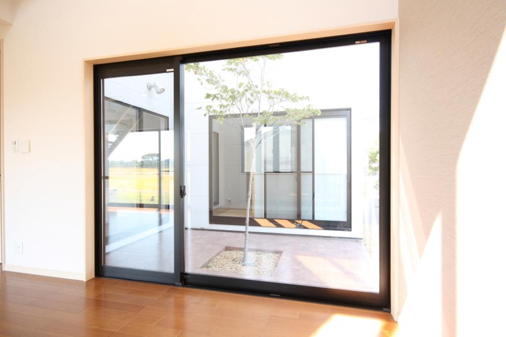 Model house photo.  [Model house] It has planted a big tree in the. How about a dream of the courtyard to the dream of my home.