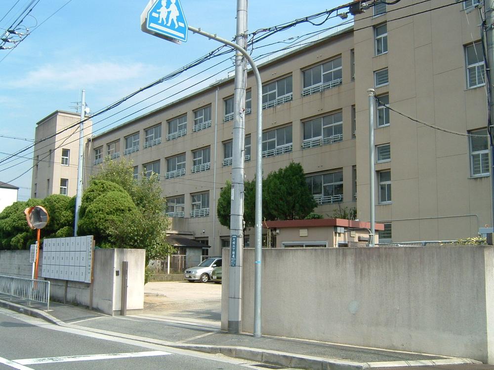Primary school. Megumiware until elementary school 1120m