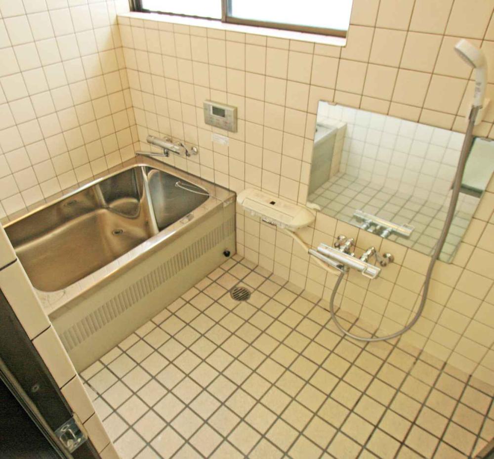 Bathroom. Indoor (10 May 2013) Shooting