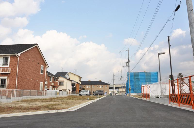 Local photos, including front road. Site of all sections 100m2 or more of the room. (Shooting at local / 2013 November)