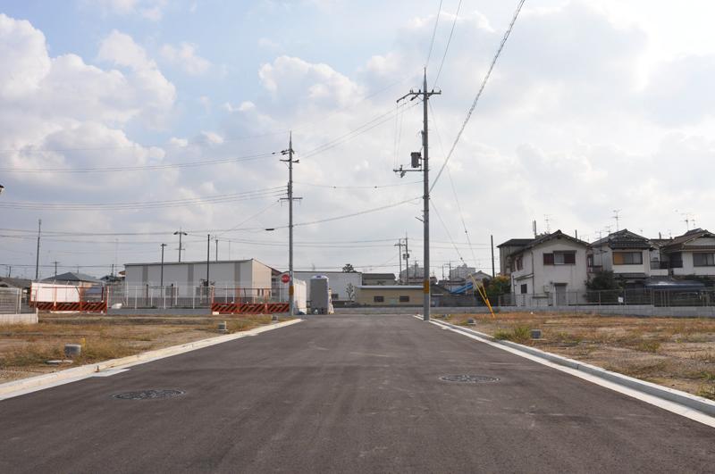 Local photos, including front road. Photographed by the local (2013 November)