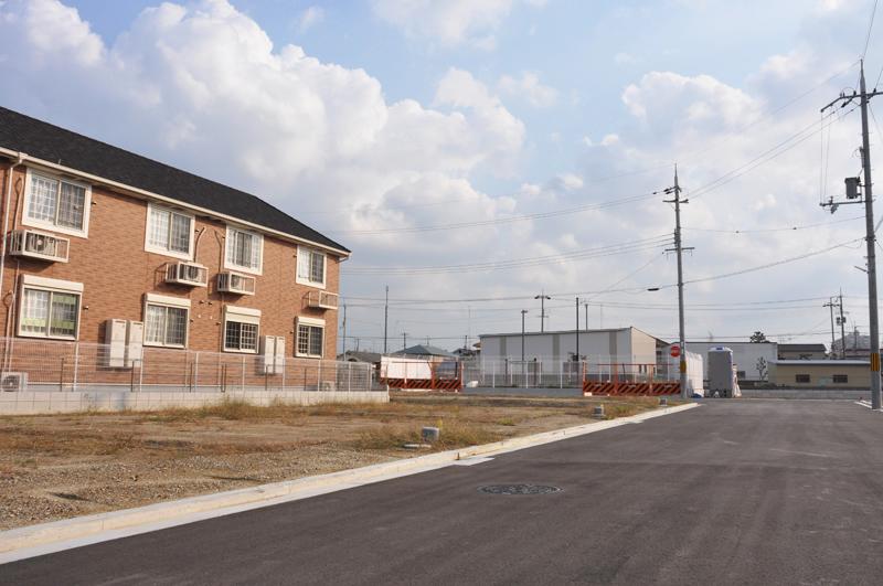 Local photos, including front road. Photographed by the local (2013 November)