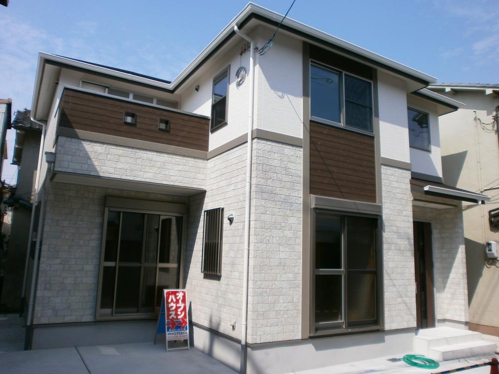 Local appearance photo. Frontage is widely very bright Property