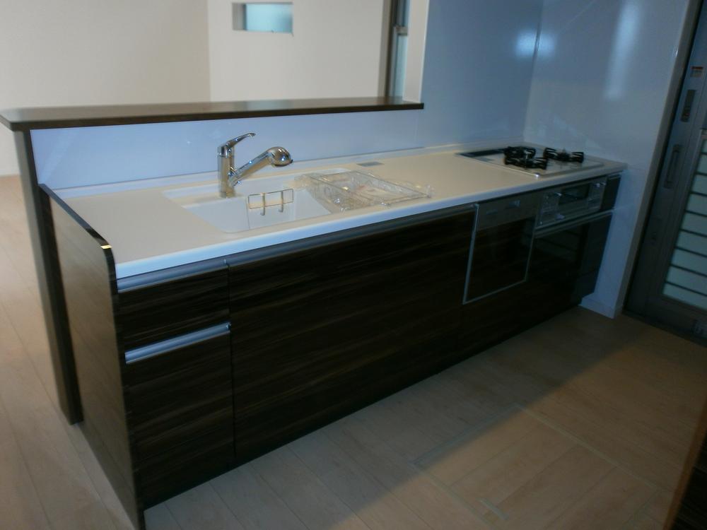 Kitchen. Face-to-face kitchen. It also attached dishwasher washing machine