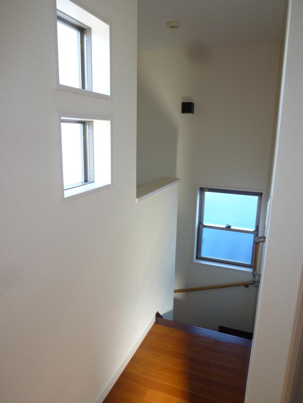 Other introspection. Next to the stairs comes with a light window. 