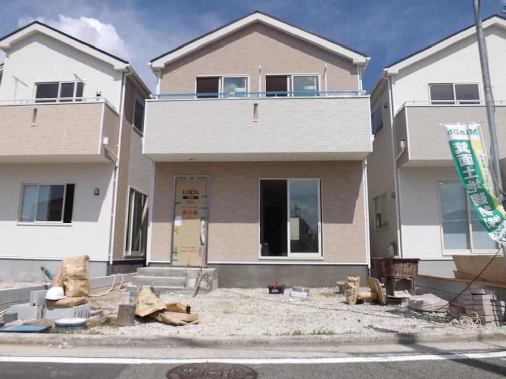 Local appearance photo. Local photos (streets) all 6 House! Corner lot!