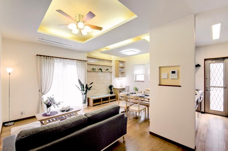 Kitchen. A living family of smile gathering was conscious. (Our example of construction)