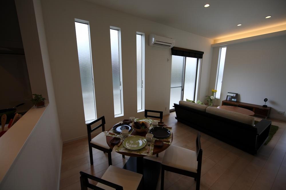 Living. Up the feeling of opening a high ceiling. Living relaxing in the light entering from Haisasshi. Local model house.