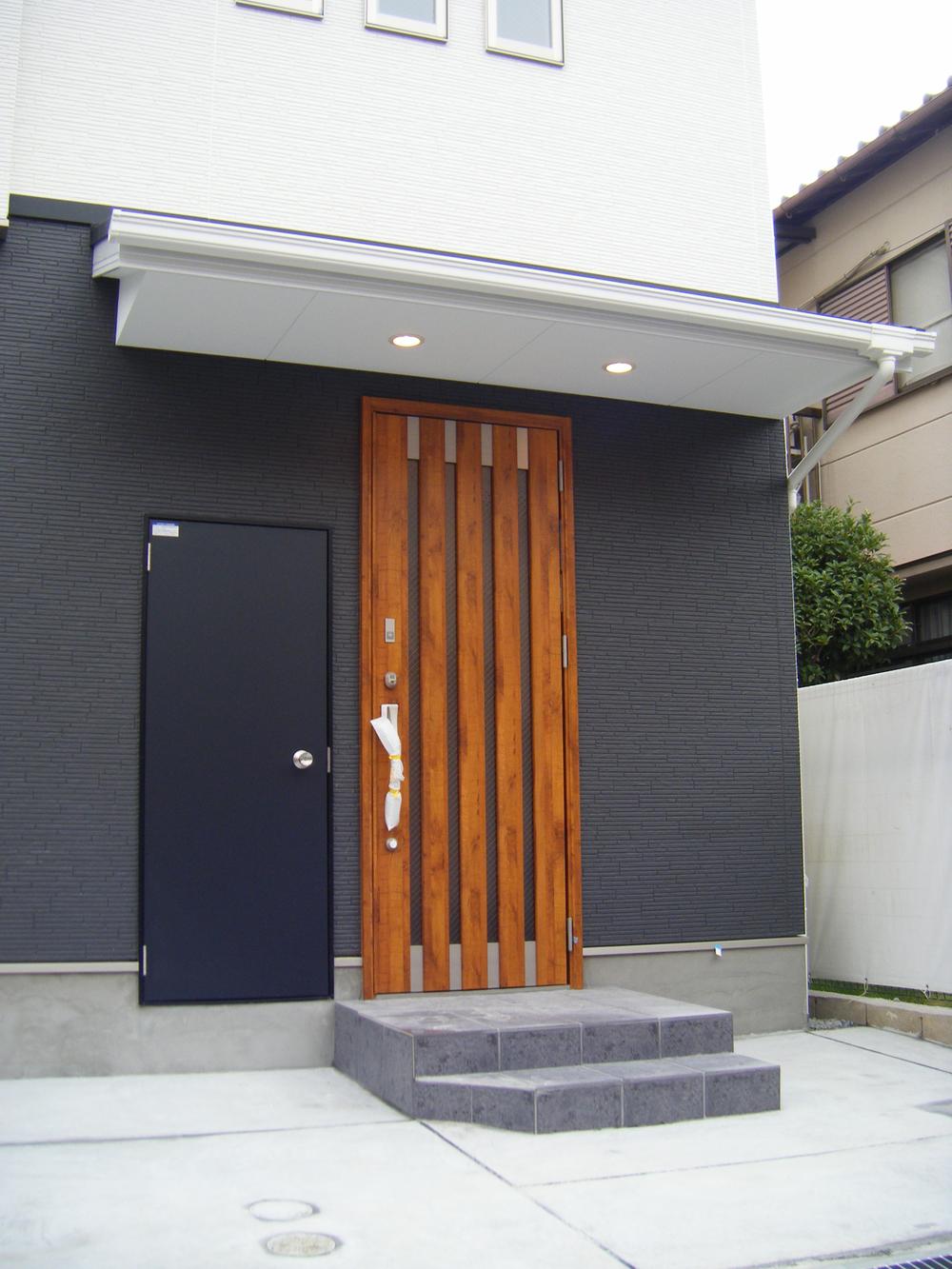 Local appearance photo. There is a convenient external storage in the front door!