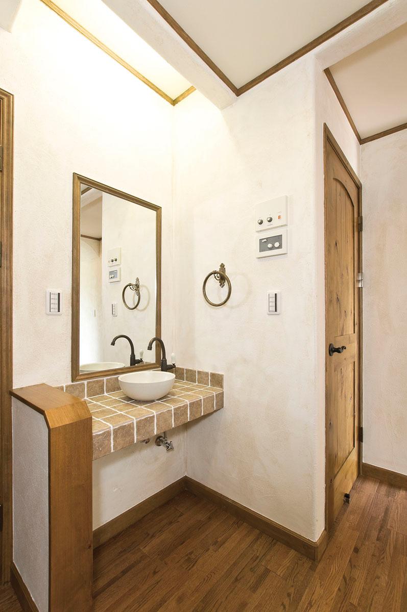 Wash basin, toilet. Our enforcement example We directed the washroom of antique (our enforcement example)