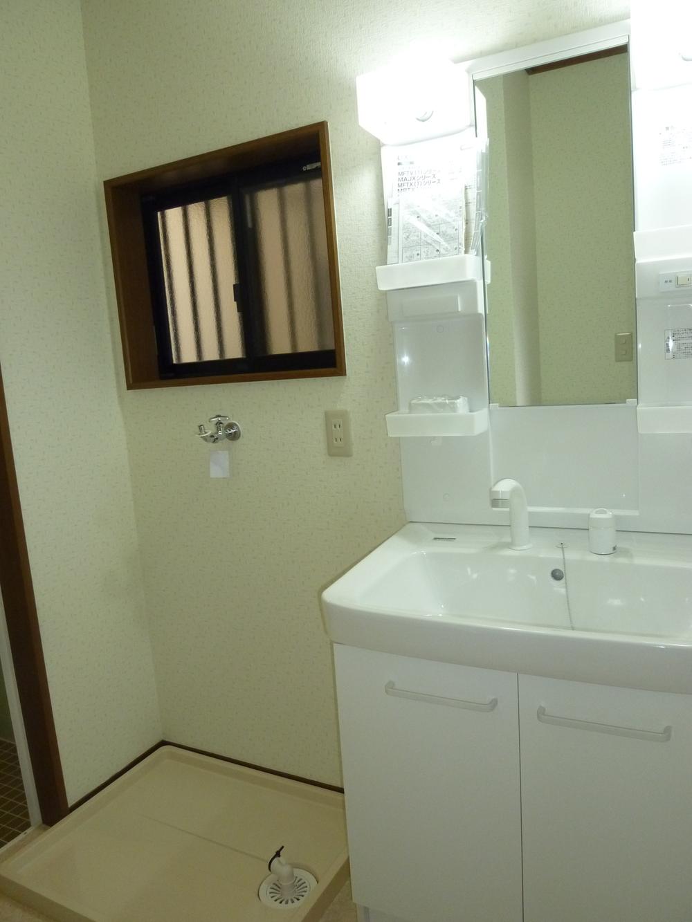 Wash basin, toilet. Is settled replacement with a new one. 