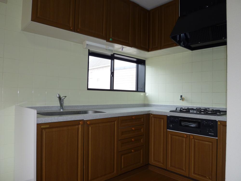 Kitchen. What L-shaped kitchen is a big satisfaction mistake also good wife of the very usability. 