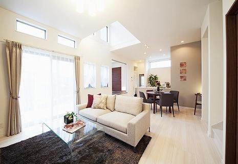 Same specifications photos (living). Bright sunshine is plugged into a living-dining from large windows (our example of construction)