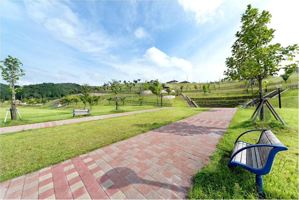 Other local. Town entrance. Leading role, The sky and the sun and stars and forest, And four seasons. Welcome to the Mino forest-cho. It aims to 9600 people of the city.