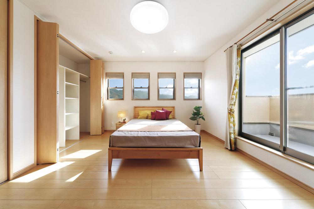 Model house photo. The main bedroom is spacious 9.4 Pledge with the system storage.