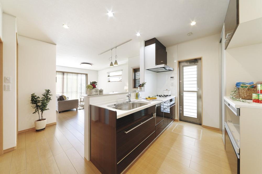 Model house photo. Bright kitchen light arrives from the south.