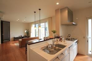 Mimamoreru from the kitchen is state of the living, Face-to-face kitchen. Since the south-facing likely filled with winter warm warm comfort (102-4 No. land)