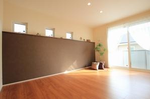 2 Kainushi bedroom is large with 8.3 tatami mats, Likely to put twin beds in the room. South-facing balcony is to accentuate the feeling of open (102-4 No. land)