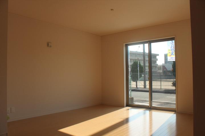 Living. ● 5 No. place photos