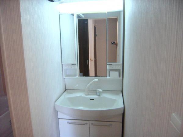 Wash basin, toilet. Wash