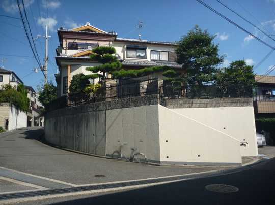 Local appearance photo. Is the appearance photo from the south