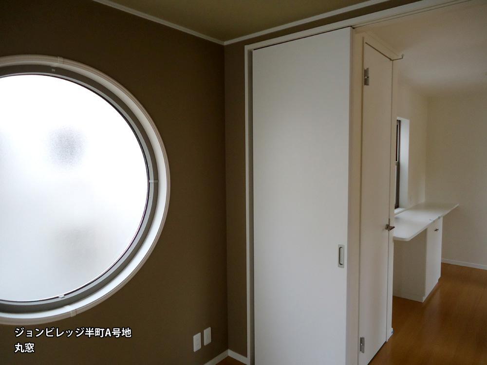 Other. Large round window is located in the Japanese-style room, The living has established a working counter of the family shared.