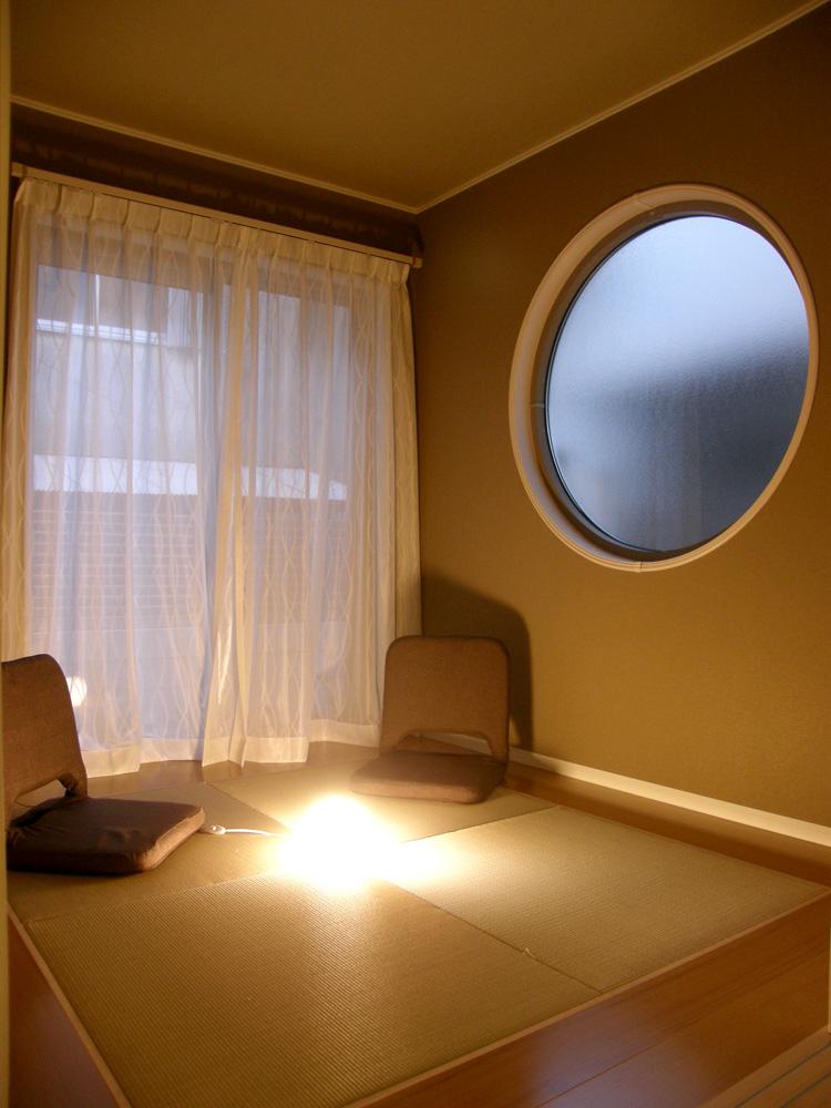Other introspection. Large round windows that has become a impressive 4 quires of Japanese-style room.
