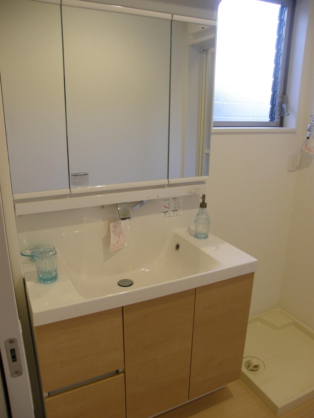 Wash basin, toilet. The three-sided mirror You can use widely you a storage space. It is a mirror that is the processing of the anti-fog.