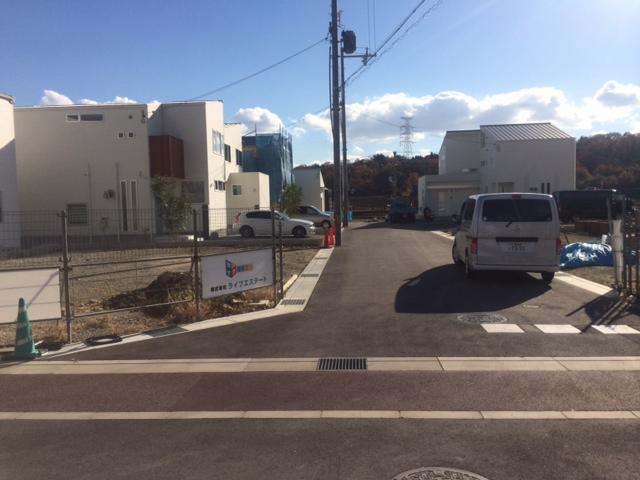 Local photos, including front road. Spacious west road 6m also front road