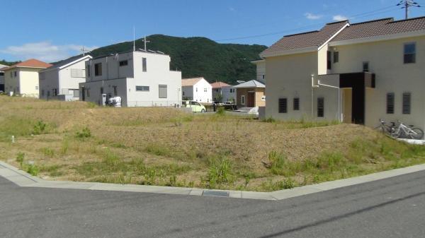 Local photos, including front road. Currently under construction There complete model.