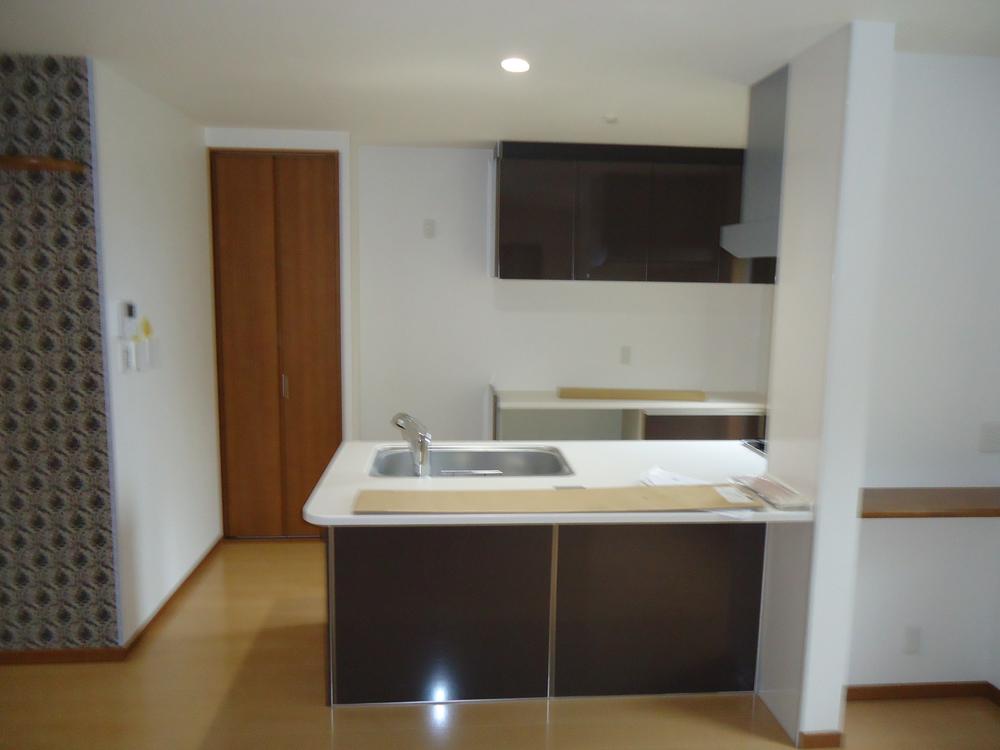 Kitchen. Spacious kitchen space ・ Type I open kitchen ・ Large storage on the back ・ Movable shelf storage ・ Sliding door back door