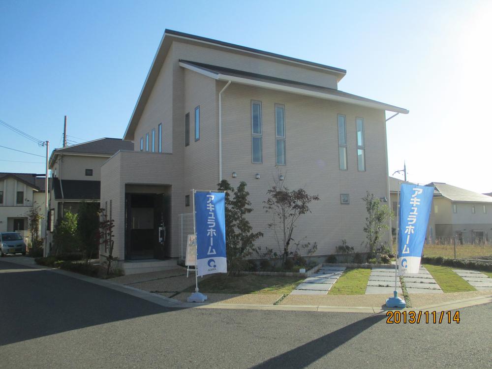 Local appearance photo. Local (11 May 2013) is photographed roads and flat corner lot. It will be parked two large vehicles in the open outside structure.