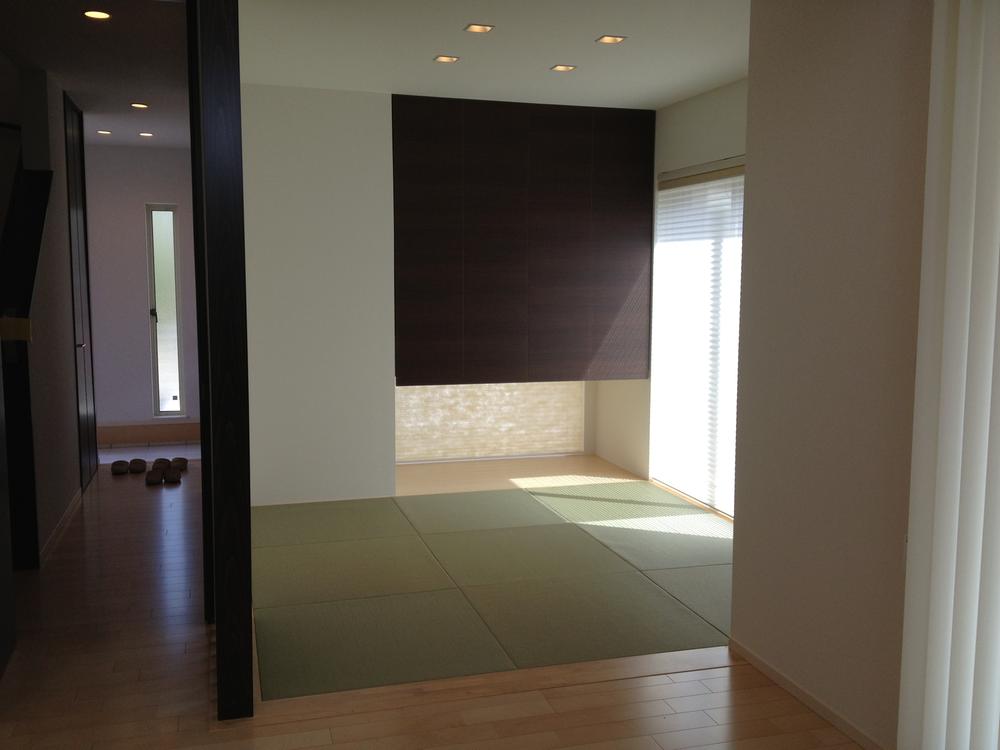 Non-living room. Indoor (September 2013) Shooting Japanese-style corner of 4.5 Pledge following the living Tsubo garden is visible from tectonic window.