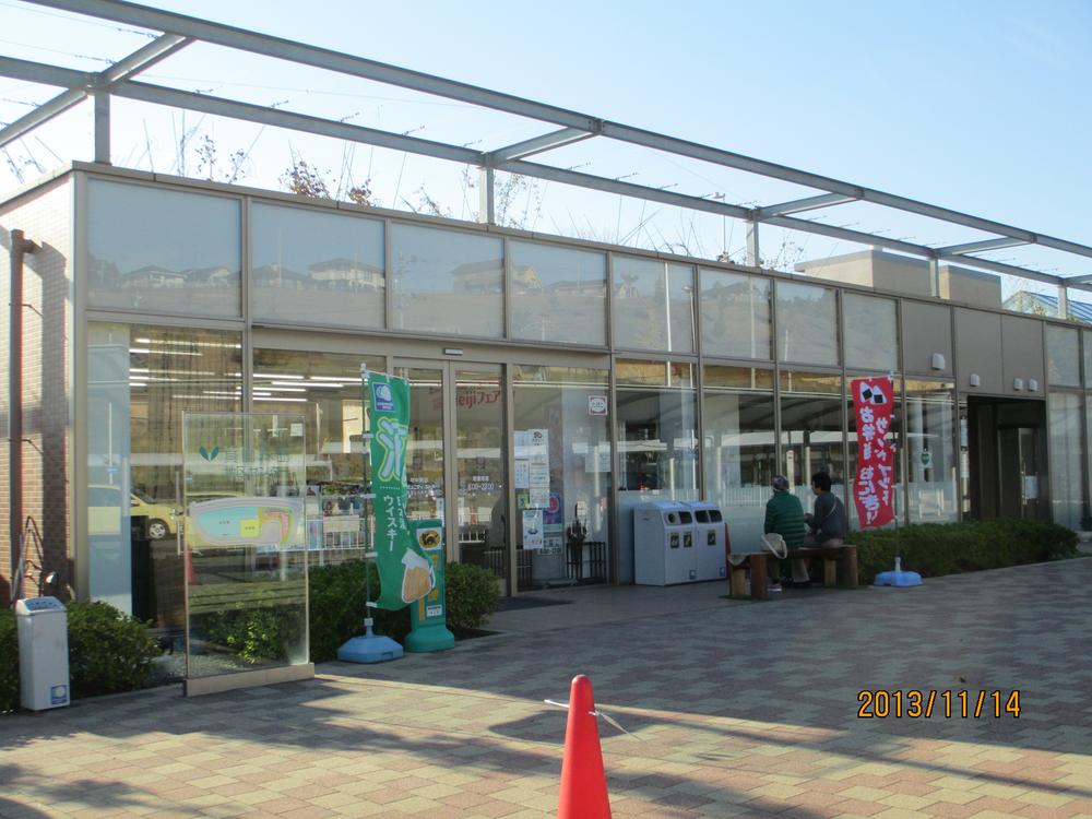 Convenience store. 350m to the district center in the child New Niti store