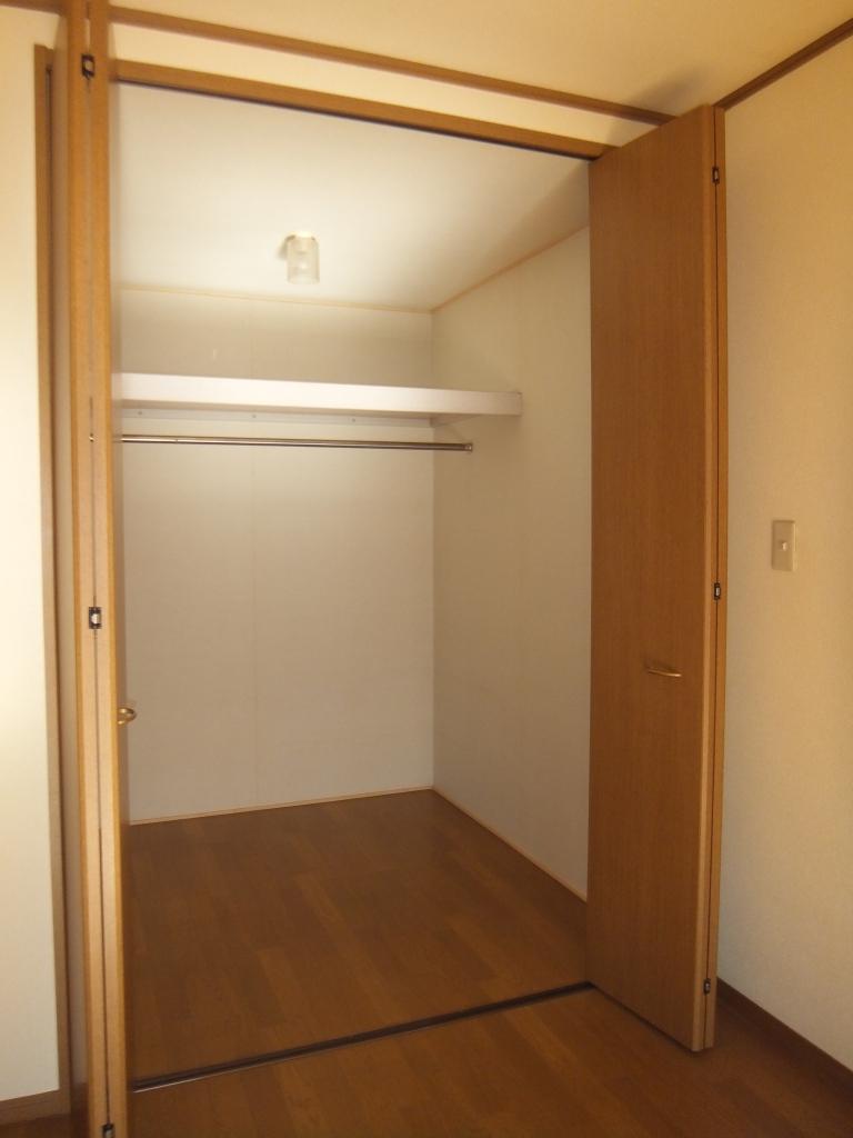 Receipt. Walk-in closet (second floor 7.5 Pledge Western-style)