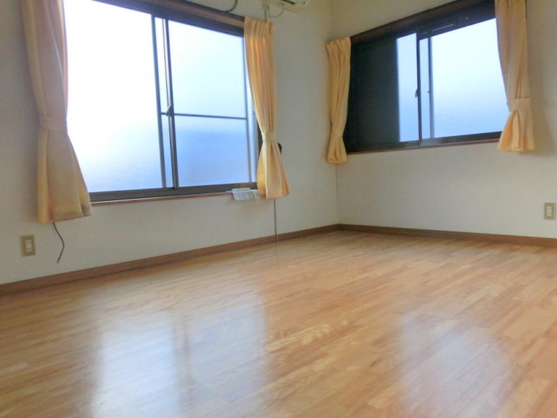 Non-living room. The second floor of a 6-quires of Western-style. Balcony on the east side is, It comes with a window on the north side. 